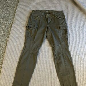 J CREW GREEN CARGO Pants perfect for the Fall season 🍁🍂